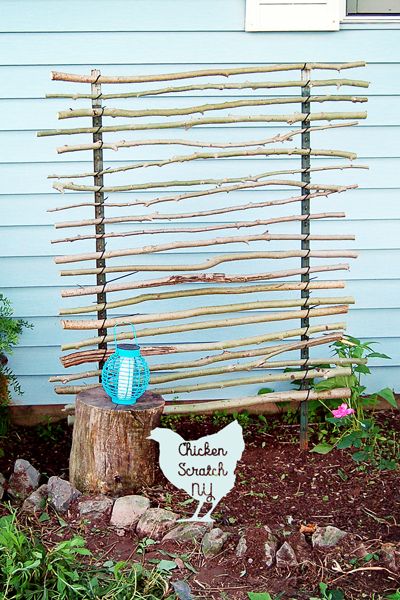 zip-ties, T-posts and branches make a great trellis ~ bamboo could sub for the branches... Clematis Trellis, Koti Diy, Cucumber Trellis, Diy Garden Trellis, Diy Trellis, Vintage Garden Decor, Funky Decor, Trellis Design, Plant Supports