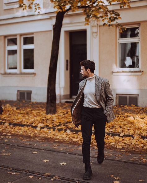 Men’s Street Photoshoot, Photography Poses For Men Outdoor Male Models, Autumn Men Photoshoot, Photoshoot For Men Ideas, Man Outdoor Photoshoot, Men’s Fall Outfits Photoshoot, Fall Men Photoshoot, Men’s Fall Photoshoot, Photographer Style Outfits