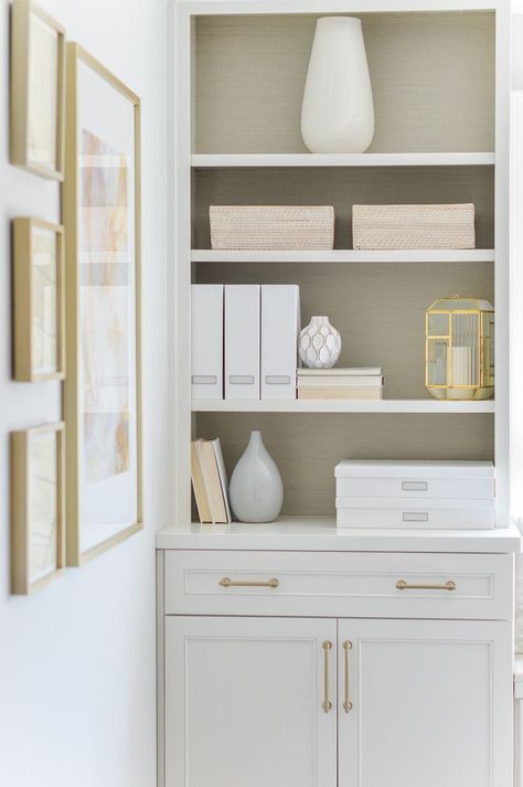 Organized office built in shelves with baskets and grass cloth. #officedesign #shelfie Organized Office, Home Office Built Ins, Office Built Ins, Popular Decor, Office Makeover, Home Organization Hacks, Home Office Organization, Office Inspiration, Spring Home