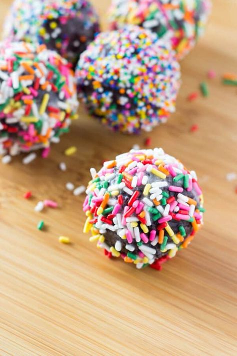 Donut Rings, Clay Donut, Chocolate Doughnut, Diy Donut, Cake And Ice Cream, Chocolate Doughnuts, Printable Cupcake Toppers, Doughnut Holes, Doughnut Shop