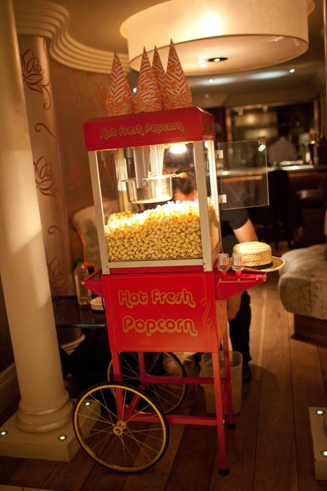 popcorn served at an Old Hollywood wedding... I'm just sayin' ;) Hollywood Sweet 16, Hollywood Glamour Party, Old Hollywood Prom, Old Hollywood Party, Deco Cinema, Old Hollywood Theme, Hollywood Glamour Wedding, Hollywood Birthday, Hollywood Party Theme