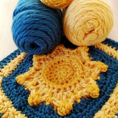 Sun and stars – free granny square pattern – Crochet Cloudberry Space Themed Granny Square, Crochet Sun Granny Square Free Pattern, Cool Granny Square Crochet, Sun Granny Square Crochet Pattern, Crochet Sun Pattern Free, Sun Crochet Granny Square, Crochet Sun Square, Cool Crochet Granny Squares, Crochet Sun Blanket