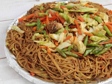 Chicken Pancit Recipe, Pancit Palabok Recipe, Pancit Canton Recipe, Filipino Pancit, Pancit Recipe, Pancit Canton, Filipino Dish, Stir Fry Noodles, Rice Vermicelli