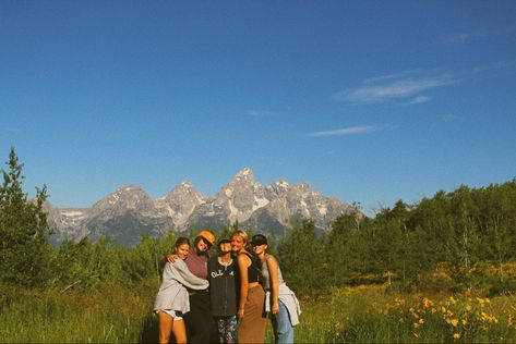 Hiking Friends, Outdoors Aesthetic, Cabin Trip, Senior Trip, Adventure Aesthetic, Friends Aesthetic, Take A Hike, Granola Girl, Gap Year