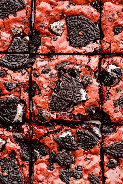 These Red Velvet Oreo Brownies are ultra fudgy with crackly tops and oreo pieces folded in. These brownies come together in one bowl in just 10 minutes, and bake in under 30! They taste like a rich red velvet cake in brownie form - prepare to swoon! Red Velvet Oreo Brownies, Red Velvet Oreo Cake, Red Velvet Brownies Recipe, Red Velvet Cheesecake Brownies, Red Velvet Desserts, Red Velvet Flavor, Red Velvet Oreo, Cocoa Powder Cookies, Red Velvet Brownies