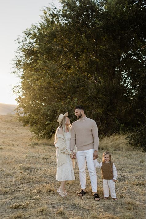 Family Of Three Fall Photoshoot, Family Photos 1 Child, Family Photos With 2 Toddlers, One Year Old Fall Photos, Family Of 3 Poses With Older Child, Family Of 3 Fall Photoshoot, Family Of 3 Photoshoot Older Child, Family Photoshoot Outside, Snowy Family Photos