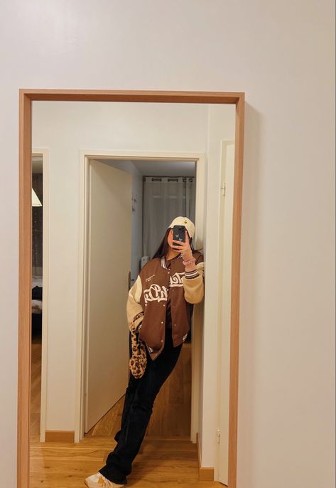 Varsity Jacket Brown Outfit, Outfit Ideas Varsity Jacket, Brown Varsity Jacket Outfit, Varsity Jacket Outfit Aesthetic, Ootd Varsity, Osaka Outfit, Varsity Jacket Aesthetic, Varsity Jacket Brown, Brown Varsity Jacket