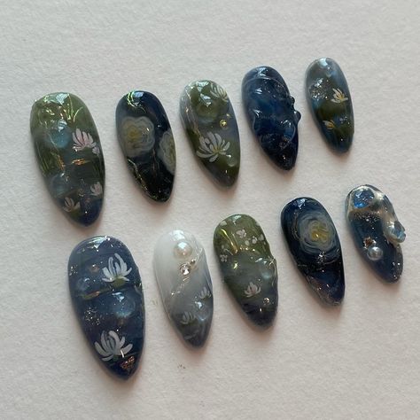 press on nails • nail design art (@oaklestudio) • Instagram photos and videos Nail Inspo Creative, Nail Designs That Go With Everything, Art Museum Nails, Nature Aesthetic Nails, Grunge Fairycore Nails, Art Inspired Nails, Monet Nail, Nail Designs Fairycore, Monet Nails