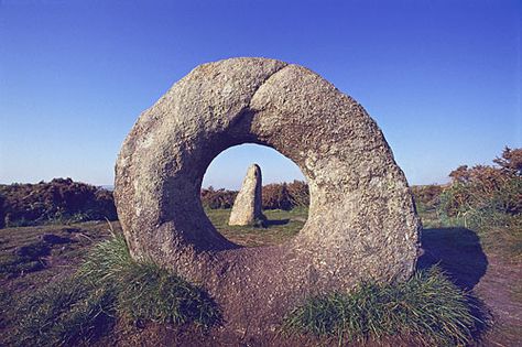 Men-an-Tol Megalithic stone, Cornwall Sacred Sites, Machu Picchu Peru, Mystical Places, Standing Stone, Cornwall England, Ancient Origins, Sacred Places, Ancient Aliens, Land Art