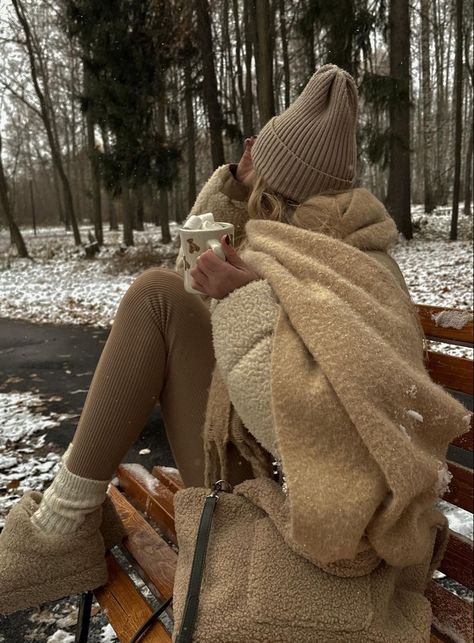 Old Money Outfits Winter, Snow Outfits, Living Aesthetic, Pic Pic, Cute Coffee Shop, Old Money Outfits, Fur Coat Fashion, Snow Trip, Snow Outfit