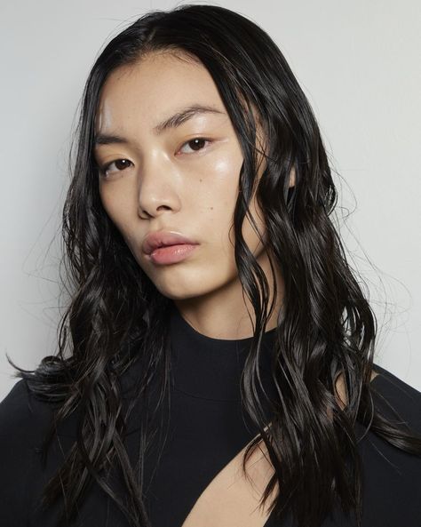 Spring 2023 Hair, Runway Hair Trends, Fashion Week Ss23, Spring Hair Trends, Fashion Week Hair, Runway Earrings, Runway Hair, Angel Fashion, 2023 Hair