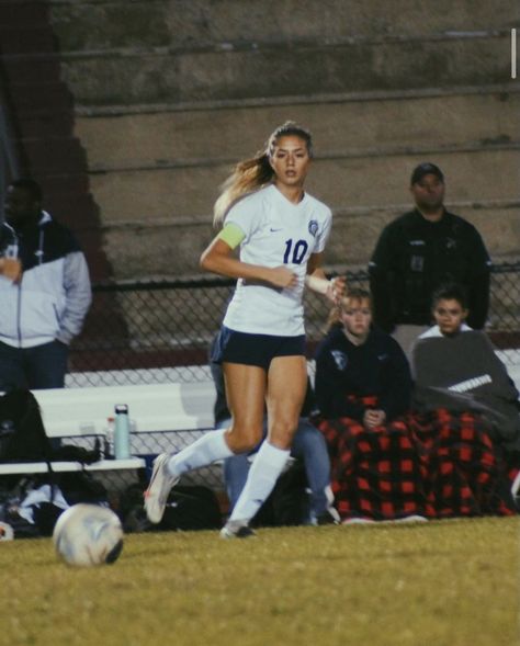 Varsity Soccer Aesthetic, Soccor Girls Aesthetic, Soccer Women Aesthetic, Women In Soccer, Vision Board Soccer, Football Girls Aesthetic, Football Aesthetic Girl, Soccer Vision Board, Playing Soccer Aesthetic