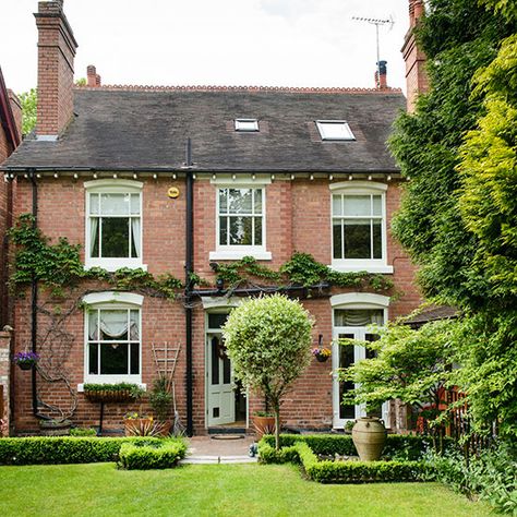 Exterior | Detached Edwardian home in Worcestershire | House tour | PHOTO GALLERY | 25 Beautiful Homes | Housetohome.co.uk Edwardian Home, 25 Beautiful Homes, Country Garden Decor, Edwardian House, House Of Beauty, House Goals, Exterior House Colors, Country Gardening, Brick House