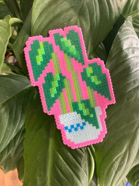 Philodendron plant pixel art using mini perler beads. Pixel Art Pattern Plants, Plant Hama Beads, Cool Peeler Beads, Plant Pearler Beads, Perler Bead Plant Pattern, Perler Bead Patterns Plants, Boho Perler Bead Patterns, Pastel Perler Bead Patterns, Mini Beads Ideas