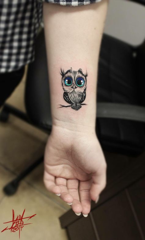 This is the cutest little darn owl tattoo... Just in a weird spot, unless u get a word underneath and turn into a sleeve.... Small Owl Tattoo, An Owl Tattoo, Baby Owl Tattoos, Cute Owl Tattoo, Owl Tattoo Design, Small Owl, Cat Tattoos, Geniale Tattoos, Tiny Tattoo