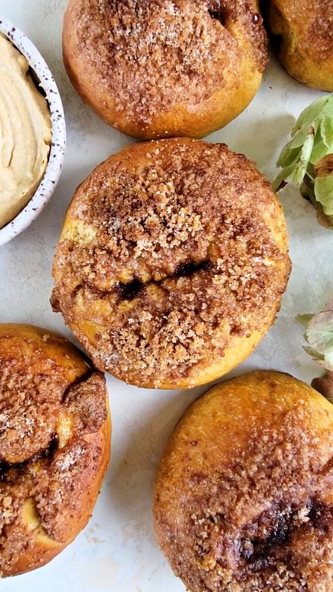 Pumpkin Bagels Recipe Homemade, Homemade Bagels Cinnamon Crunch, Fall Bagel Recipes, Pumpkin Sourdough Bagels, Flavored Bagels, Pumpkin Bagels Recipe, Pumpkin Bagel Recipe, Cinnamon Crunch Topping, Bagel Flavors