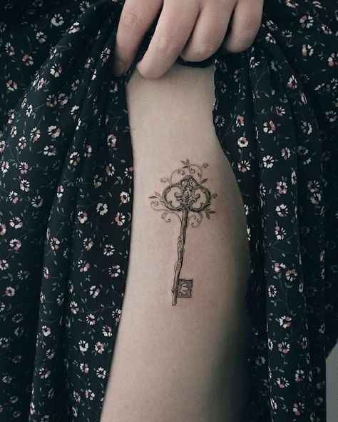 Small Key Tattoos, Heart Key Tattoo, Mystical Tattoos, Key Tattoos, Key Tattoo, Tasteful Tattoos, Floral Tattoo Sleeve, Full Body Tattoo, Lily Tattoo