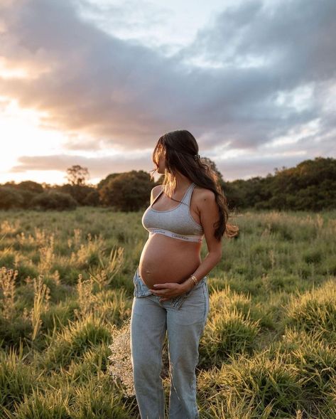 20 Weeks Pregnant Belly, Outdoor Pregnancy Photoshoot, 2023 Maternity, Fall Maternity Shoot, Fall Maternity Photos, Maternity Photography Poses Outdoors, Pregnancy Belly Photos, Outdoor Maternity Photos, Maternity Photo Outfits