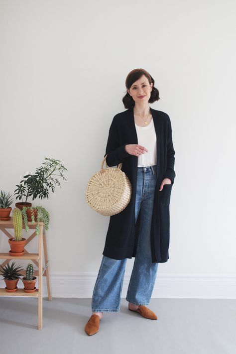 LOOSE JEANS AND A LONG CARDIGAN - Style Bee Cardigan Outfit Autumn, Nude Flip Flops, Long Cardigan Outfit, Mules Outfit, Slippers Outfit, Outfit Autumn, Long Slip Dress, Cardigan Outfit, Olive Green Pants