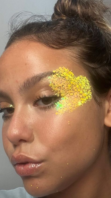 Simple Face Glitter Ideas, Glitter Bar Ideas, Face Glitter, Face Glitter Ideas Festival, Face Glitter Ideas Festival Simple, Festival Face Glitter, Face Glitter Concert, Glitter Face Makeup, Coachella Face Glitter