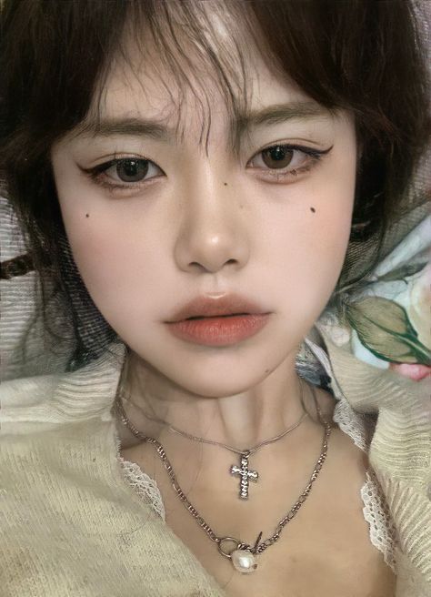 Lip Mole Beauty Marks, Mole On Face Beauty, Face Moles Aesthetic, Moles On Face, Korean Ulzzang Makeup, Catrine Demew, Fake Makeup, Hazel Green Eyes, Douyin Makeup