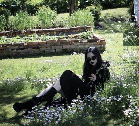 Goth Aesthetic Images, Goth Girl Summer, Romantic Goth Aesthetic, Goth Photography, Gothic Photography, Summer Goth, Vampire Goth, Goth Look, Romantic Goth