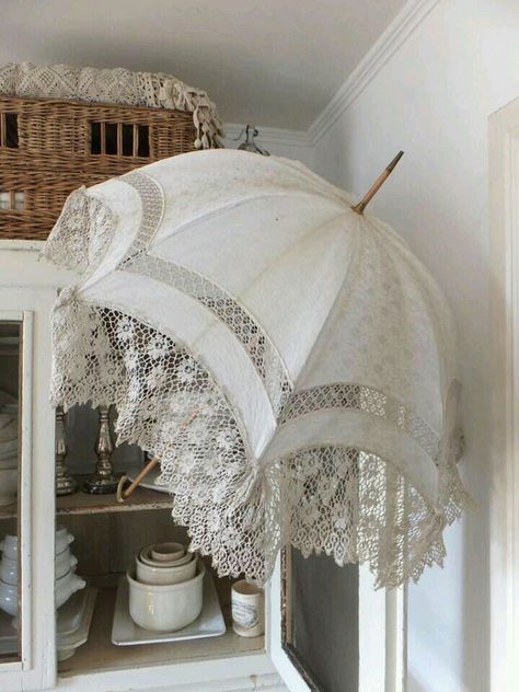 Vintage Parasols Chic Bedroom Design, Paper Parasol, Lace Umbrella, Lace Parasol, White Umbrella, Estilo Shabby Chic, Vintage Umbrella, Shabby Chic Bedroom, Umbrellas Parasols