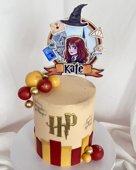 Gryffindor themed fondant cake with Hermione Granger cake topper. HP cutter available in my catalog (DM the word CATALOG to send you the link) /.Torta decorada en fondant con temática de Gryffindor con topper de Hermione Granger. Cortador HP disponible en mi catálogo (DM la palabra CATÁLOGO para enviarte el enlace) Custom cakes in Orlando Fl./Tortas personalizadas en Orlando Fl #cakesinorlando #customcakesinorlando #thecitybeautifulcakes #cakeart #orlandofl #harrypottercake #gryffindorcake... Harry Potter Cake Hermione, Hermione Granger Cake Ideas, Hermione Granger Cake, Gryffindor Cake, Harry Potter Cake, Fondant Cake, Hermione Granger, Orlando Fl, Hermione