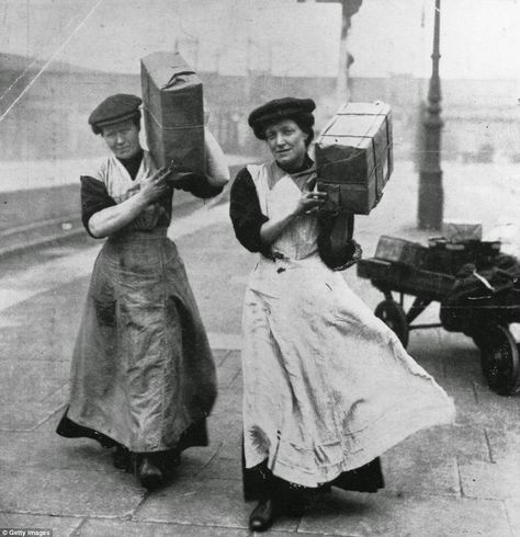 16 Incredible Photos Show Daily Life of British Women War Workers during World War One Historia Universal, British Women, Industrial Revolution, British History, Edwardian Era, Working Woman, Dieselpunk, The Good Old Days, Belle Epoque