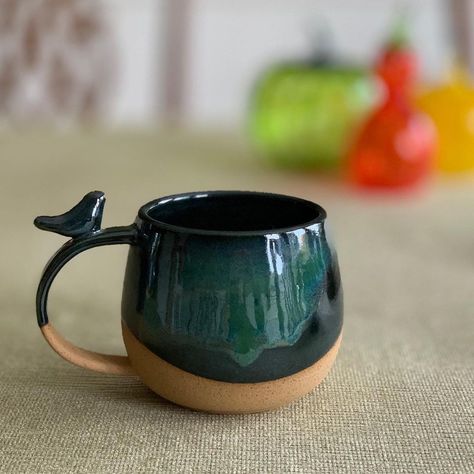 Pottery Tea Set Clay, Beginner Pottery Mug, Pottery Mug Shape Ideas, Ceramic Mugs With Cool Handles, Ceramic Pottery Mugs Handmade, Clay Cylinder Ideas, Autumn Pottery Ideas, Overglaze Ceramics, Pottery Mug Ideas Design