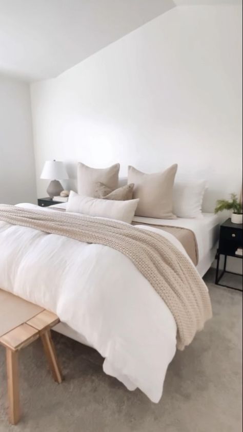 Layered Bed, Bedroom Inspiration Cozy, Bedroom Ideas For Small Rooms Diy, House Inside, Dream Room Inspiration, Room Makeover Inspiration, Small Room Bedroom, Room Inspiration Bedroom, Guest Bedrooms