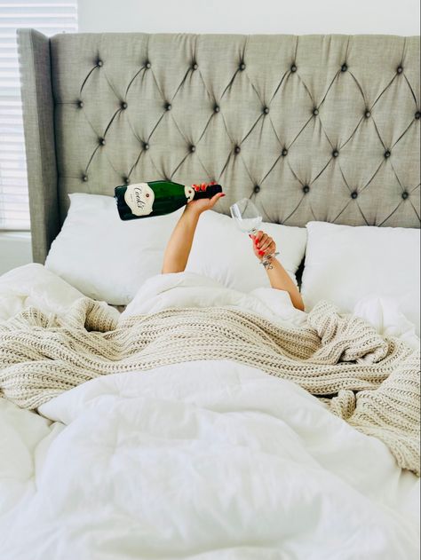 Birthday Champagne In Bed, Champagne In Bed Photography, Pose In Bed Photography, Birthday Poses In Bed, Birthday Photos In Bed, Birthday In Bed Photoshoot Ideas, Birthday Shoot In Bed, Birthday Pictures In Bed, Birthday In Bed Photoshoot