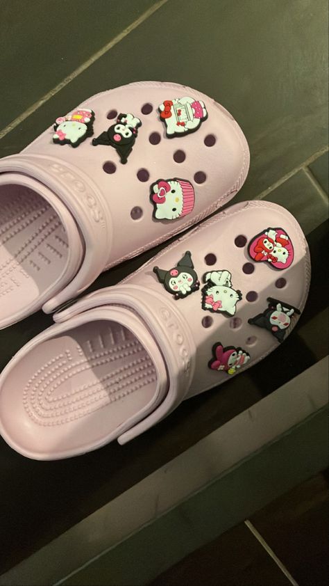 Light Pink Crocs With Jibbitz, Girly Crocs, Light Pink Crocs, Hello Kitty Crocs, Crocs With Jibbitz, Styling Crocs, Images Hello Kitty, Pretty Sneakers, Crocs Fashion