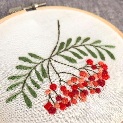 These Christmassy winter red berries are making us think of mistletoe! This hand embroidered hoop art is definitely our source of Christmas embroidery inspiration. By @_needly_ Berry Embroidery Pattern, Embroidery Berries, Embroidered Berries, Berries Embroidery, Berry Embroidery, Embroidered Hoop, Hand Beaded Embroidery, Christmas Embroidery Patterns, Winter Red