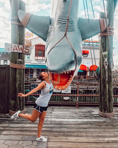 Jade Billington on Instagram: “Give us a kiss 😘 🦈 Anyone else miss the Jaws ride at Universal?✨ #universalstudios #jawsride” Universal Studios Orlando Trip, Universal Hollywood, Disney Poses, Universal Studios Outfit, Beto Carrero World, Orlando Photos, Disney Parque, Universal Parks, Disney Photo Ideas