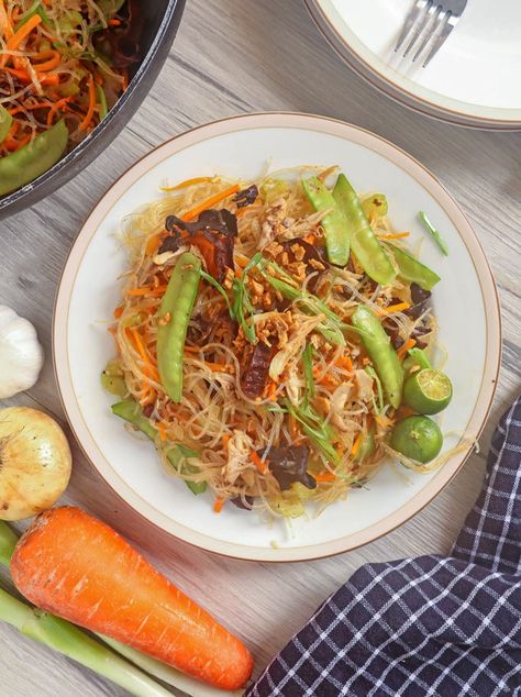 Pancit Sotanghon is a quick stir-fry noodle dish that's sure to be a crowd favorite. Made with vermicelli noodles, shredded chicken, mushrooms, and assorted vegetables, it makes for a delicious and filling snack or main meal. Pancit Luglug, Sotanghon Recipe, Pancit Sotanghon, Sotanghon Guisado, Guisado Recipe, Thick Noodles, Pancit Recipe, Kawaling Pinoy, Chicken Mushrooms