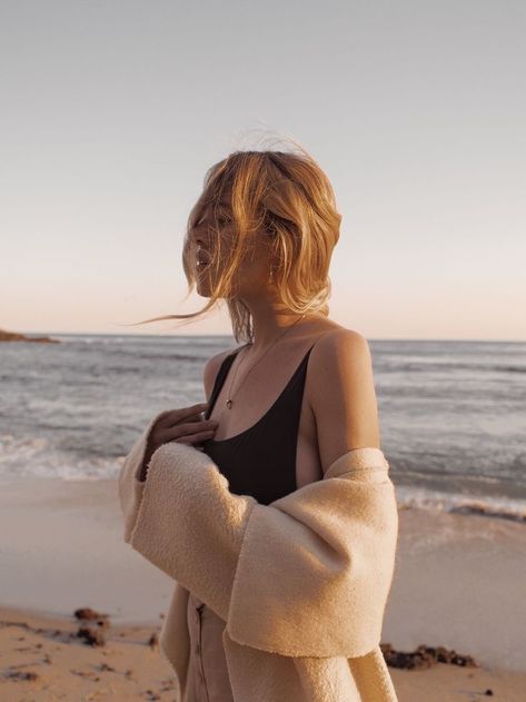 #summer #beach #model #summeraesthetic #anthropologie #freepeople #editorial #ocean #beachday Photographie Portrait Inspiration, Outfit Trends, Shooting Photo, Beach Poses, Beach Photoshoot, Comfy Fashion, Cute Summer Outfits, Photography Inspo, Instagram Inspiration