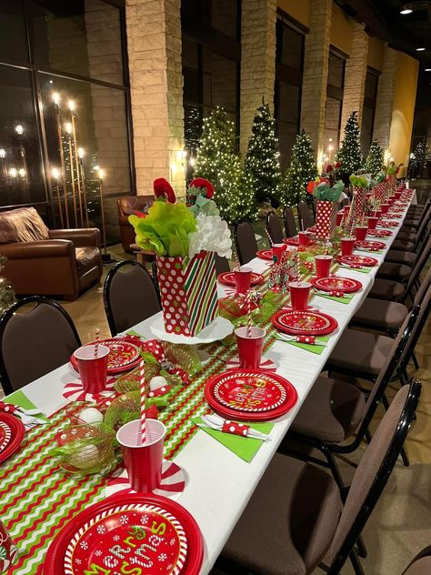 Hosting Friendsmas, Christmas Party Set Up, Christmas Pj Party Ideas, Christmas Party Table Decor, Xmas Brunch, Christmas Party Centerpieces, Christmas Themed Party, Church Christmas Party, Tree Decoration Ideas