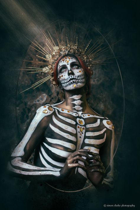 Day of the Dead on Behance Creative Halloween Makeup, Fantasy Make-up, Halloween Make-up Looks, Permanente Make-up, Halloween Makeup Diy, Skeleton Makeup, Halloween Makeup Ideas, Halloween Makeup Pretty, Pretty Halloween