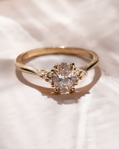 Engagement Rings Classic Solitaire, Round Elegant Engagement Rings, Gold 1 Carat Engagement Ring, Classy Engagement Ring Gold Band, Yellow Gold Wedding Rings Vintage, Rings Engagement Gold Simple, Vintage Oval Rings Engagement, Engagement Ring Nature Inspired, Engagement Rings Trending