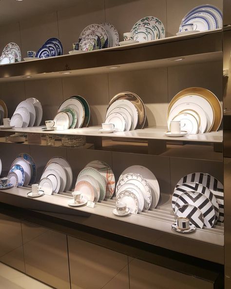 Tableware Store Design, Plate Display Ideas, Homeware Shop Display, Homeware Display, Crockery Display, Tableware Display, Design Center Showroom, Plate Display Stands, Store Shelves Design