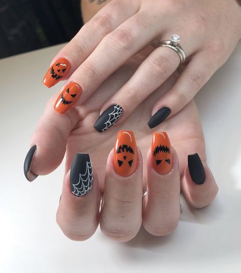 Hallow Nail Designs, Cut Halloween Nails, Nails Helowin, October Nails Halloween Ideas, Halloween Coffin Shaped Nails, Natural Nail Halloween Designs, Jack O Lantern Nail Art, Classic Halloween Nails, Small Halloween Nails