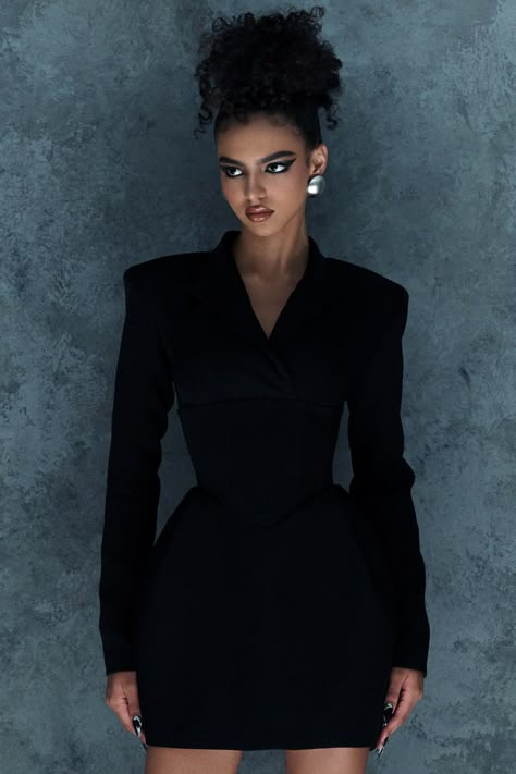 This dress is expertly designed for a chic and elegant look. Made with high-quality crepe fabric, it creates a flattering sheath silhouette and features square shoulders for a modern twist. The perfect addition to your wardrobe for a sophisticated and stylish outfit. Chic Black Dress Classy, Sultry Outfit Classy, Elegant Dresses Classy Black, Old Money Suit Women, Women On Suit, Graduation Dresses Black Women, What To Wear To A Fashion Show, Elegant Outfit Black Women, Black Boss Lady Aesthetic