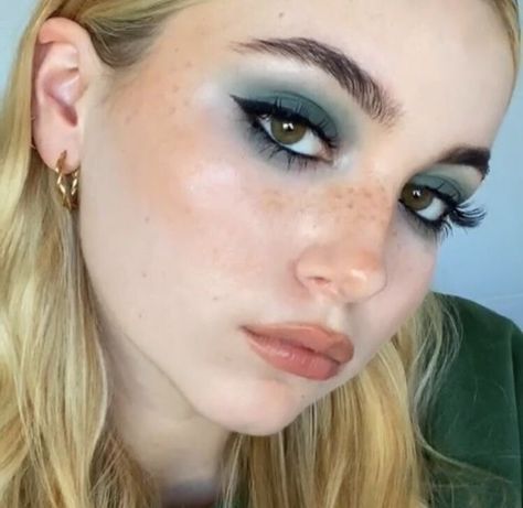 Dark Teal Makeup, Alice Aesthetic, Gentle Makeup, Alice In Wonderland Alice, Maquillage On Fleek, Vampire Bride, Wonderland Alice, Swag Makeup, Smink Inspiration