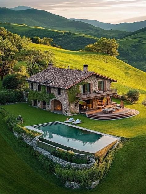 Home Architecture Styles, Italy Countryside, Villa In Italy, Dream House Aesthetic, Beautiful Villa, Villas In Italy, Mediterranean House Plans, Castle Aesthetic, Dream Life House