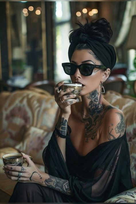 Woman Rockstar Aesthetic, Black Edgy Aesthetic, Tattooed Woman Aesthetic, Tattoed Women Aesthetic, Tattoo Fashion Clothing, Mode Ab 50, Tattoed Women, Estilo Hippy, Estilo Punk