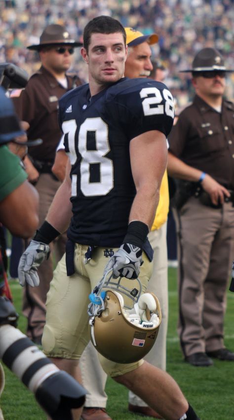 notre dame football | tomevns | Flickr Noter Dame, Football Senior Pictures, College Football Players, Football Photography, Chica Cool, College Football Teams, Football Pants, Men Sport Pants, Rugby Men