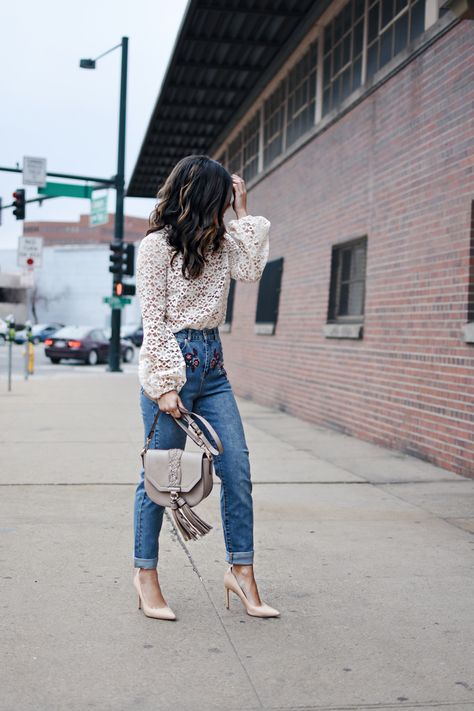 5 TIPS O HOW TO WEAR MOM JEANS | CHIC TALK Classy Mom Jeans, Mom Jeans With Heels, Jeans And Heels Outfit Dressy Classy, Nude Heels Outfit, Mom Jeans Outfits, Mom Jeans Look, Dressy Jeans Outfit, Loose Fitting Jeans, Classy Mom