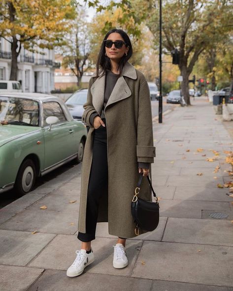 Hannah | COCOBEAUTEA on Instagram: “Pretty happy to have coat weather 🍂 💚” Hannah Cocobeautea, London Winter Outfits, Manhattan Fashion, Trainers Outfit, Trendy Outfit Inspo, Italy Outfits, Autumn Outfits, Vogue Fashion, Winter Fashion Outfits