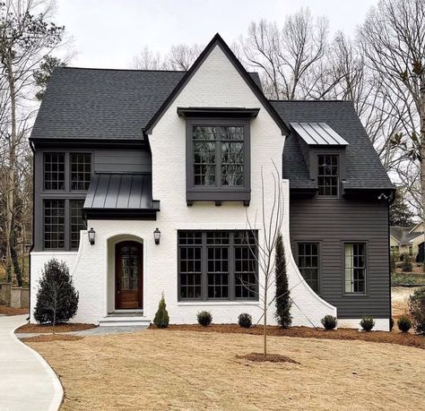 White Houses With Black Trim, White Exterior Houses, Gray House, Casas The Sims 4, Exterior Paint Colors For House, Modern Farmhouse Exterior, Tudor House, Casa Exterior, Modern Cottage